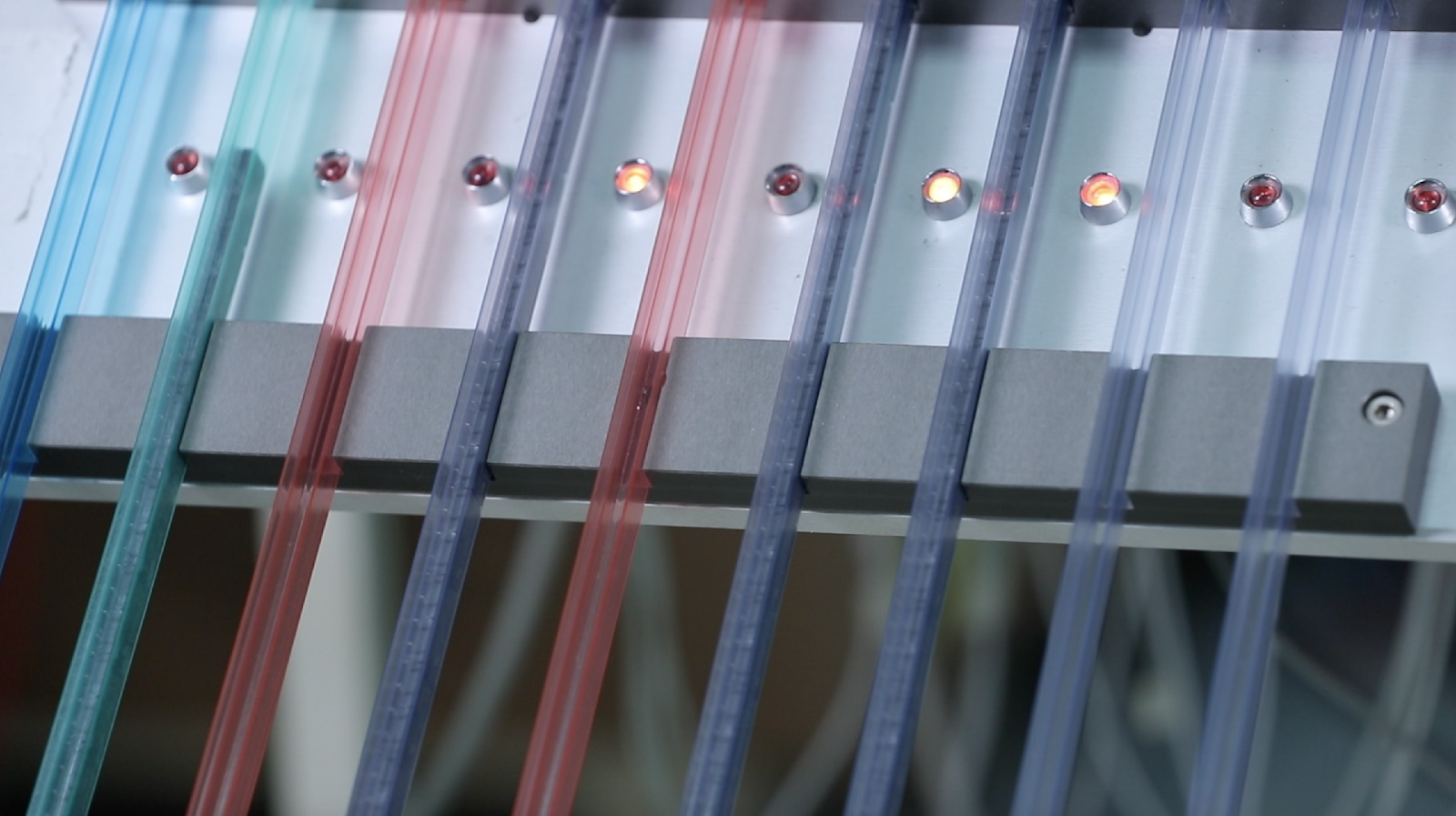 測試機會將繼電器分別放入不同顏色的管子中，這些顏色分別代表不同的電性標準。