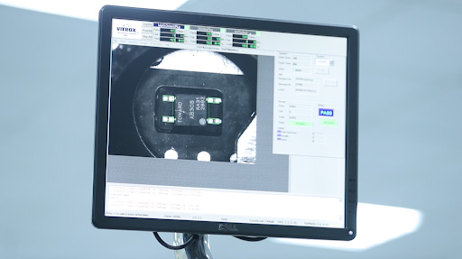 La nostra macchina per il confezionamento è dotata di un sistema di Ispezione Ottica Automatica (AOI) integrato.